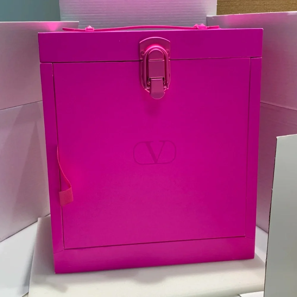Valentino beauty limited gift box 2024 Christmas - Picture 4 of 13